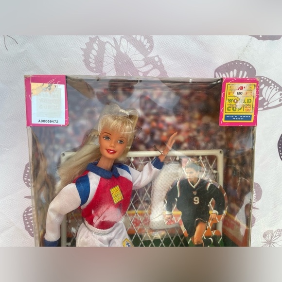 Vintage Soccer Barbie Doll - FIFA - Picture 3 of 12